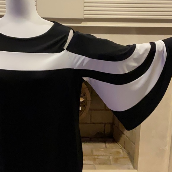 Chico’s Cold Shoulder Top, Sz 2 (12). Black & White. Like New Condition! - Picture 4 of 5